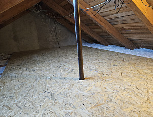 Zateplení stropu rodinného domu pomocí foukané izolace